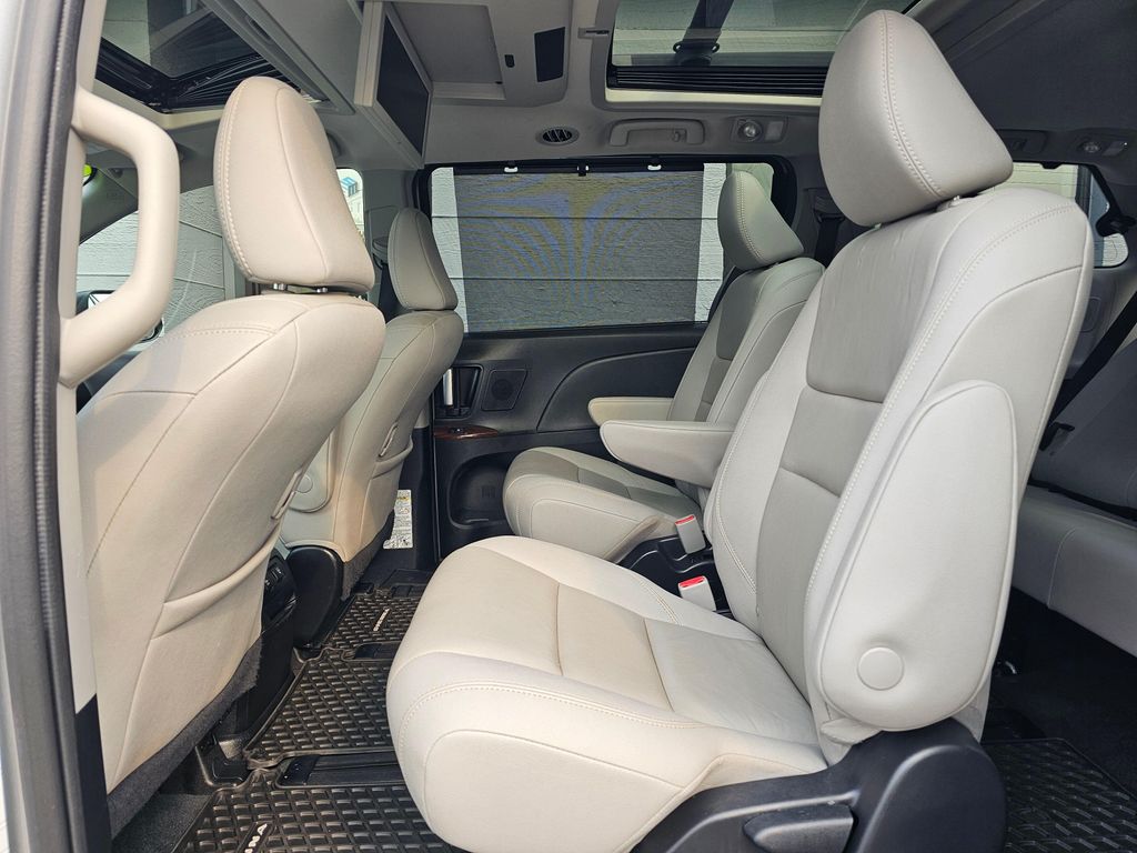 صورة 18 لـ 2020 Toyota SIENNA LIMITED