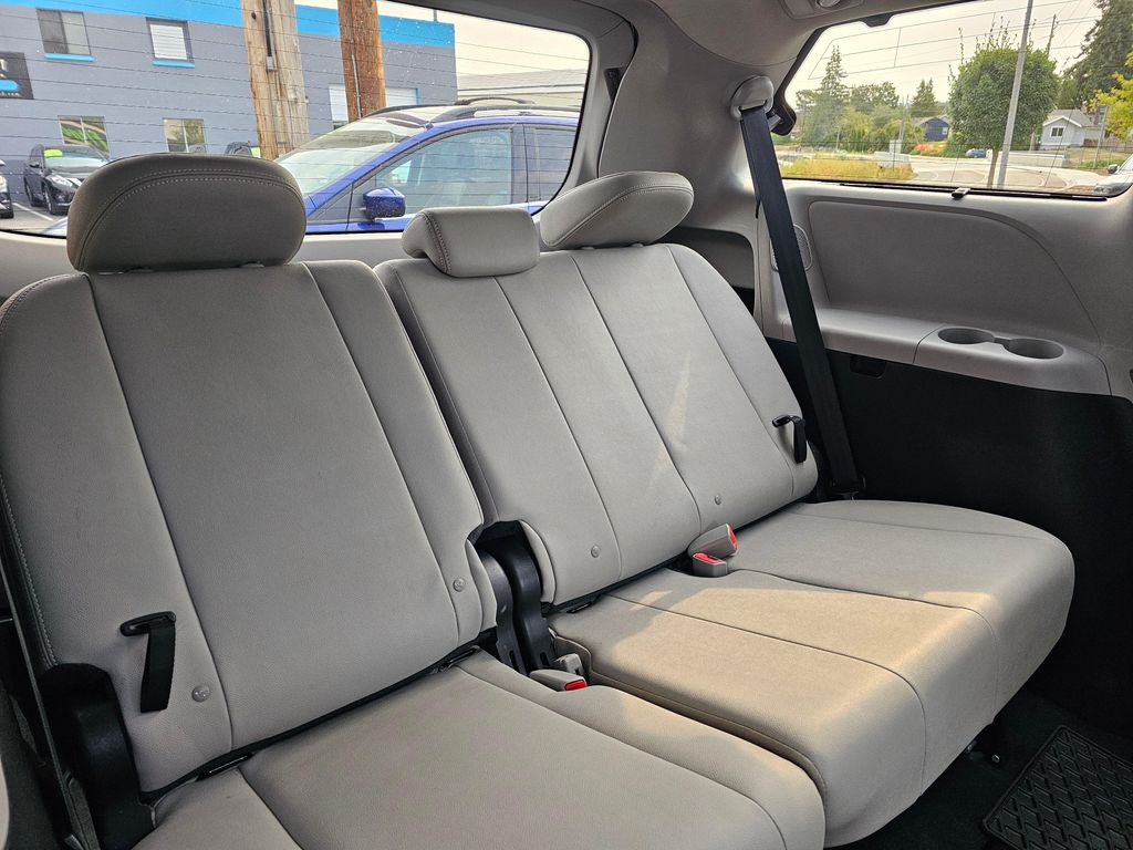 صورة 13 لـ 2020 Toyota SIENNA LIMITED