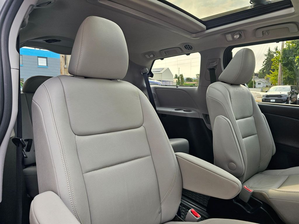 صورة 12 لـ 2020 Toyota SIENNA LIMITED