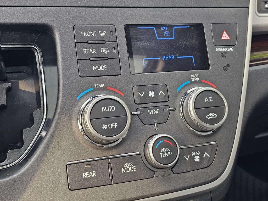 صورة 33 لـ 2020 Toyota SIENNA LIMITED