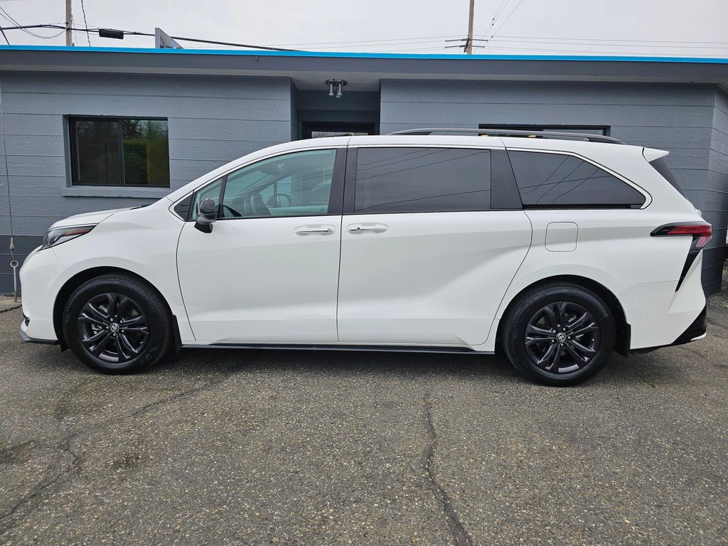 TOYOTA SIENNA - 2
