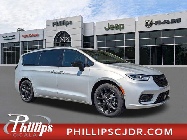 New 2026 Chrysler Pacifica Select