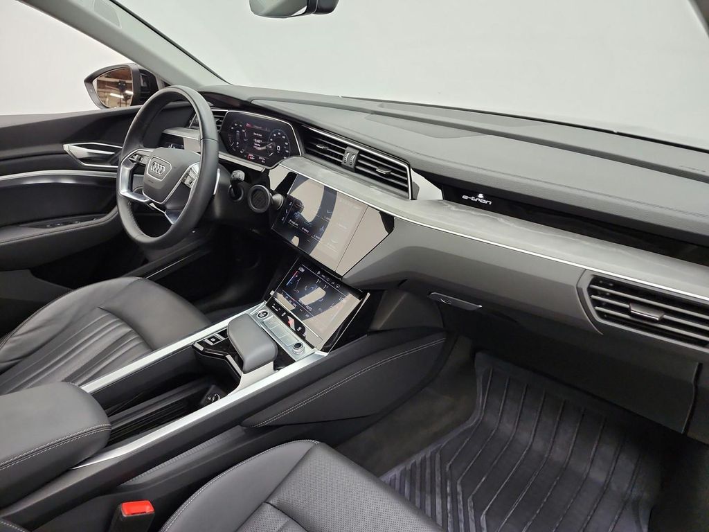صورة مصغرة 30 لـ 2024 AUDI Q8 E-TRON PREMIUM PLUS