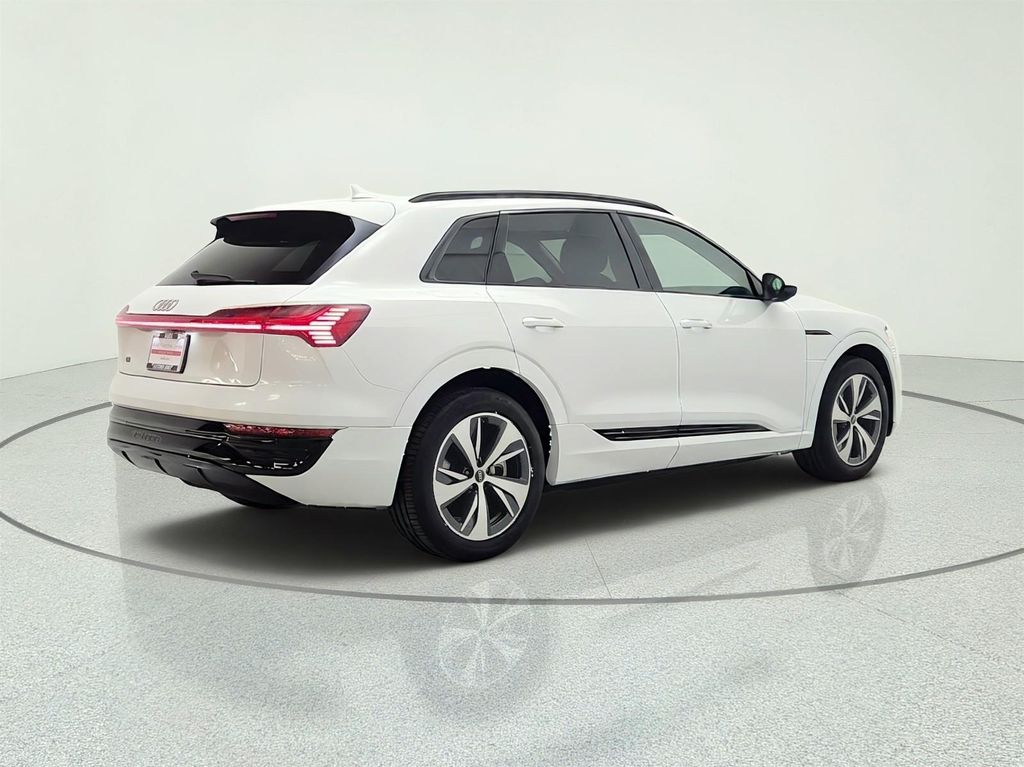 صورة 5 لـ 2024 AUDI Q8 E-TRON PREMIUM