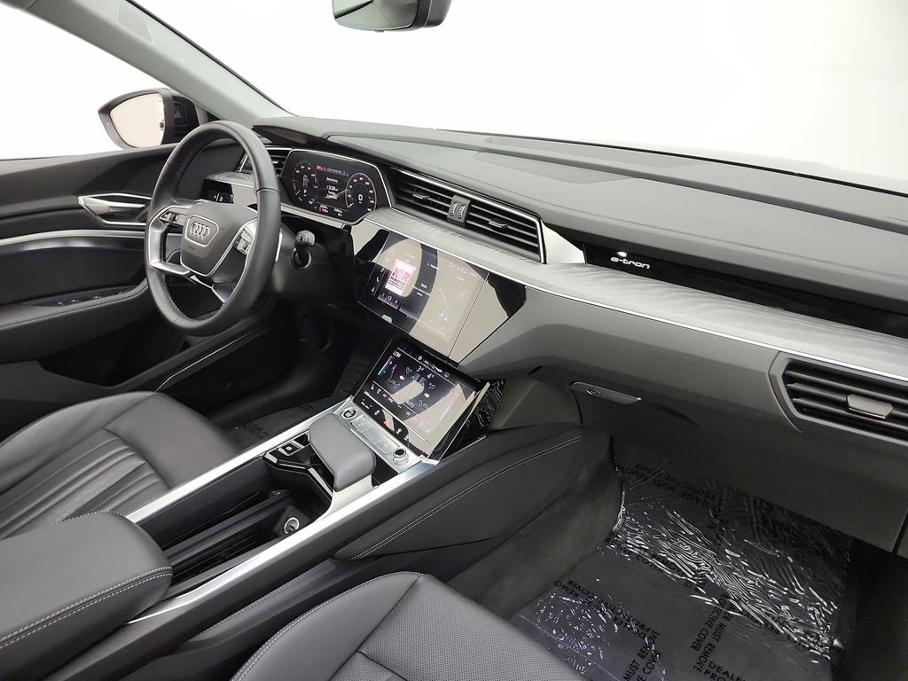 صورة مصغرة 30 لـ 2024 AUDI Q8 E-TRON PREMIUM PLUS