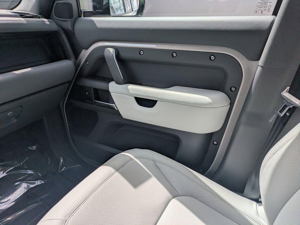 2026 LAND Rover DEFENDER P400 X-DYNAMIC SE thumbnail 18