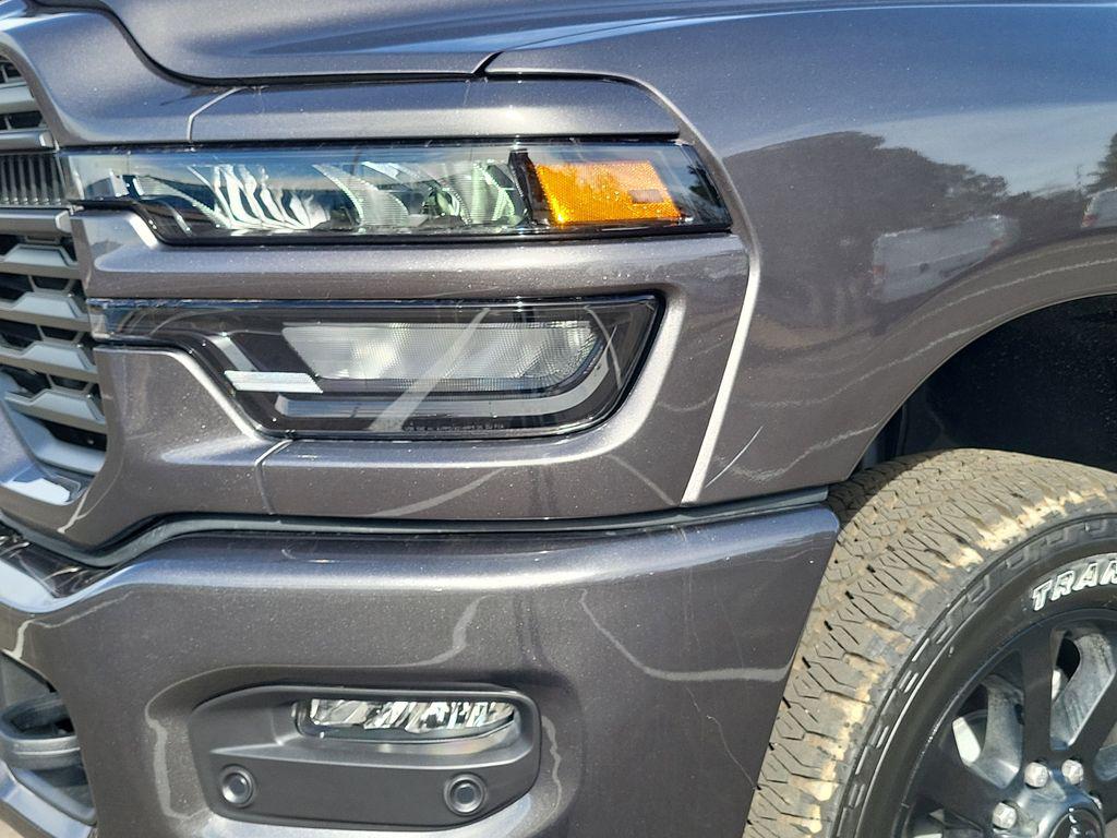 صورة 8 لـ 2026 RAM 2500 BLACK EXPRESS CREW CAB 4X4 8' BOX