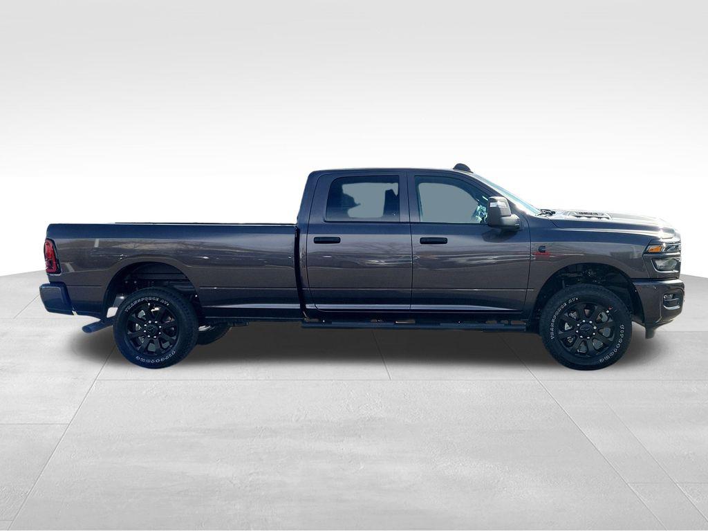صورة 4 لـ 2026 RAM 2500 BLACK EXPRESS CREW CAB 4X4 8' BOX