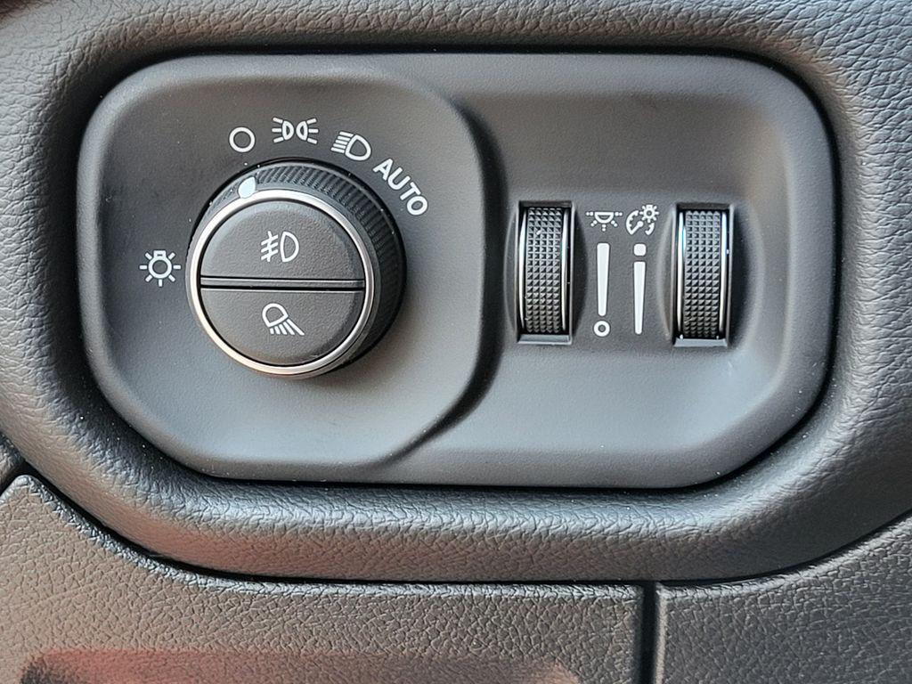 2026 RAM 1500 BIG HORN/LONE STAR thumbnail 23