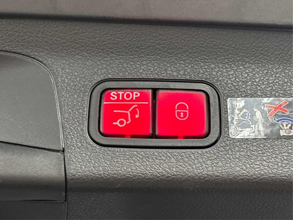 2026 Mercedes-BENZ GLS — миниатюра 13