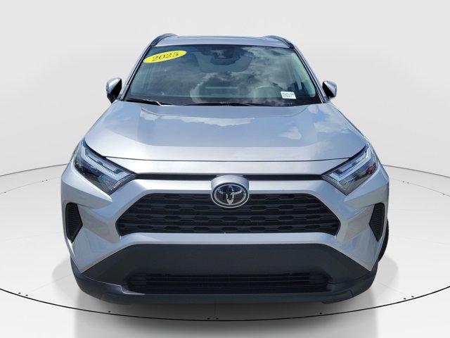 2025 Toyota RAV4 XLE — миниатюра 2