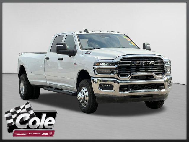 صورة 1 لـ 2025 RAM 3500 TRADESMAN CREW CAB 4X4 8' BOX