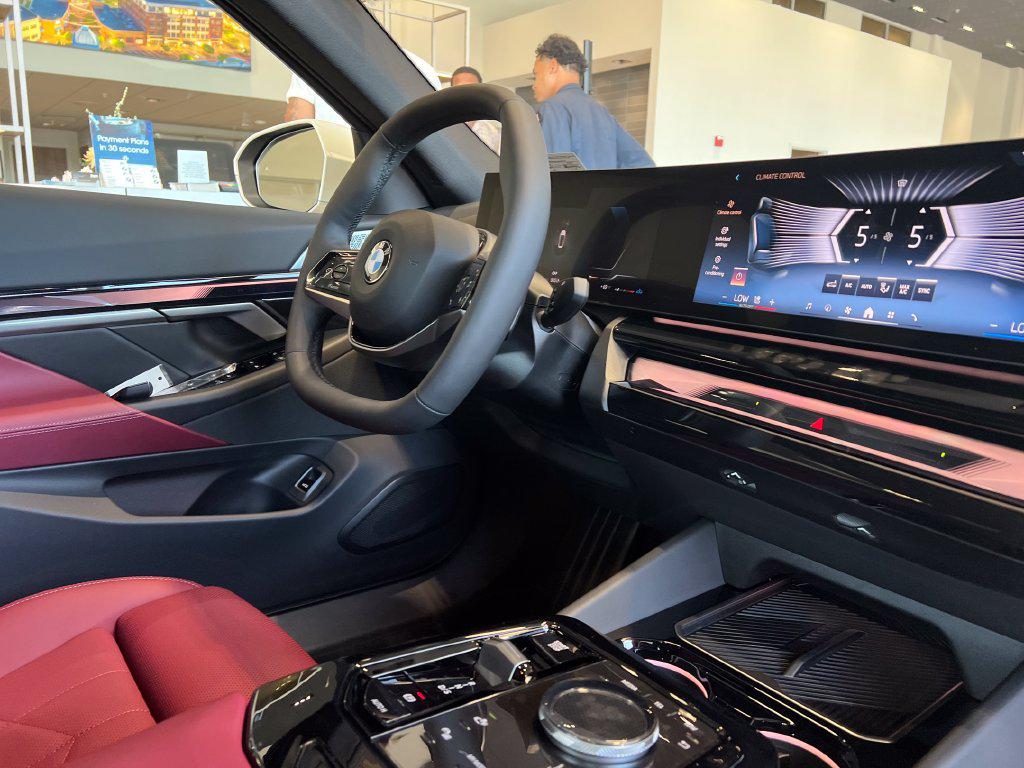 2027 BMW 530 XDRIVE — миниатюра 28
