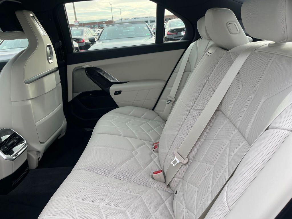 صورة مصغرة 28 لـ 2026 BMW 740 XDRIVE