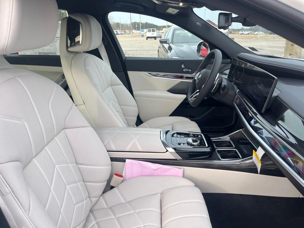صورة مصغرة 33 لـ 2026 BMW 740 XDRIVE