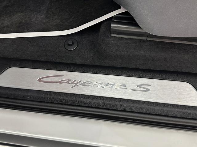 PORSCHE CAYENNE S - 8