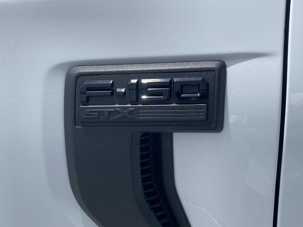 صورة 10 لـ 2024 FORD F-150 STX