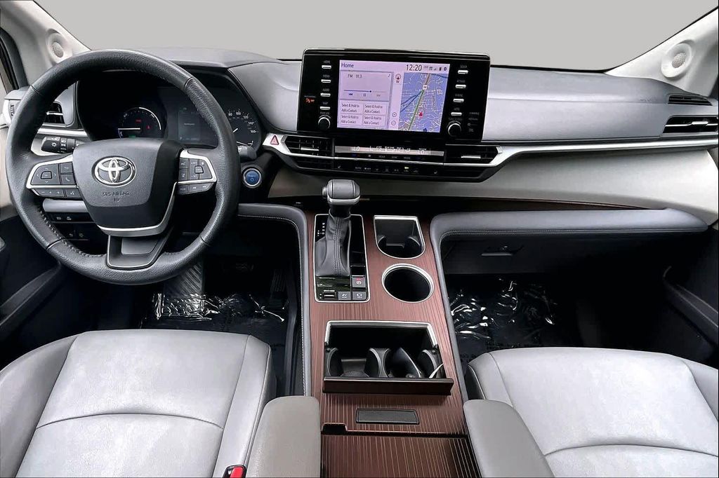 2023 TOYOTA SIENNA XLE thumbnail 15