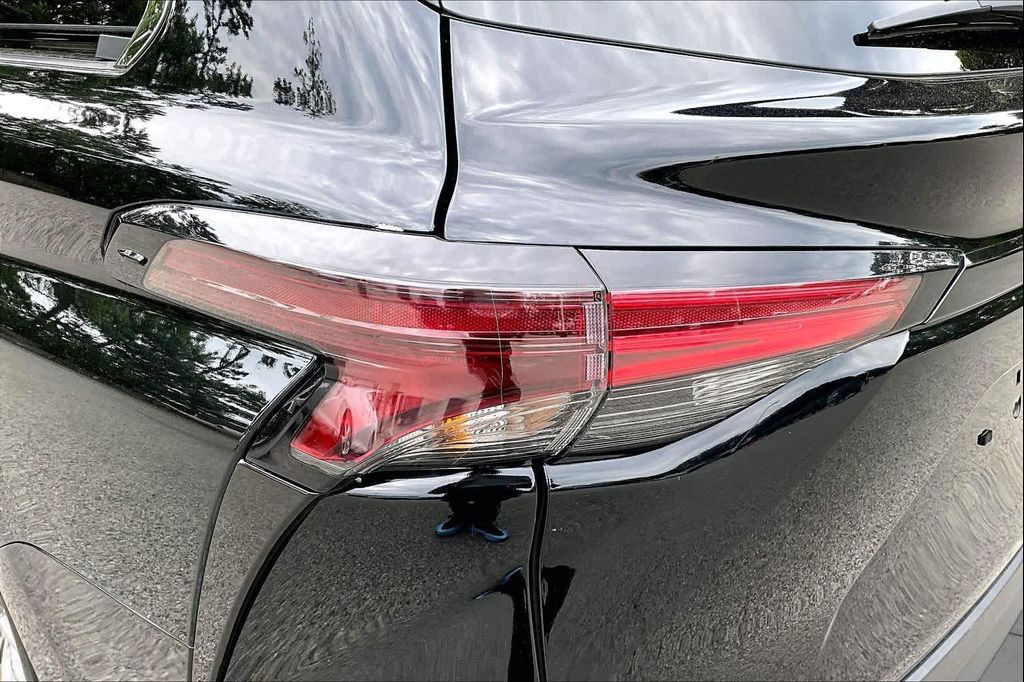 2023 TOYOTA SIENNA XLE thumbnail 28