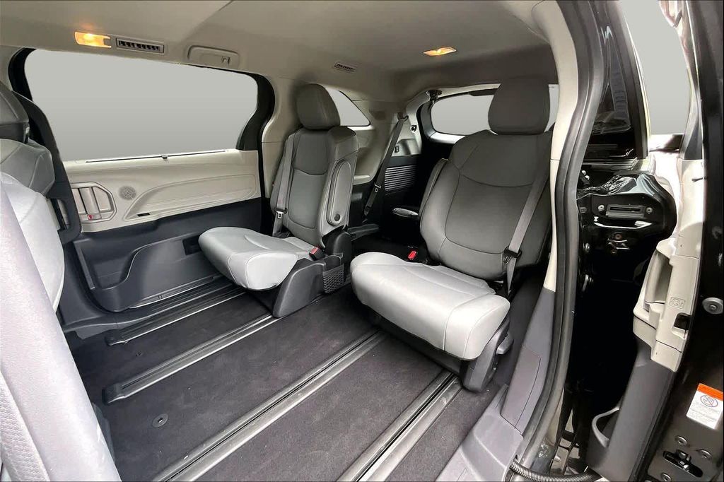 2023 TOYOTA SIENNA XLE thumbnail 20