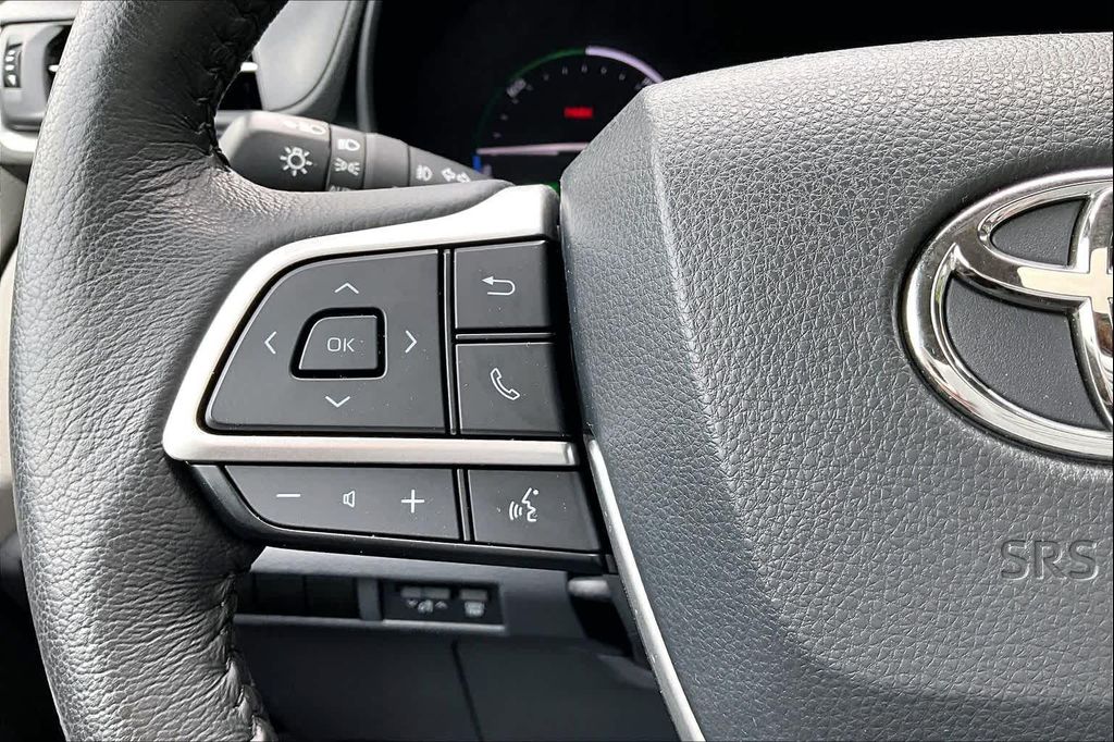 2023 TOYOTA SIENNA XLE thumbnail 23