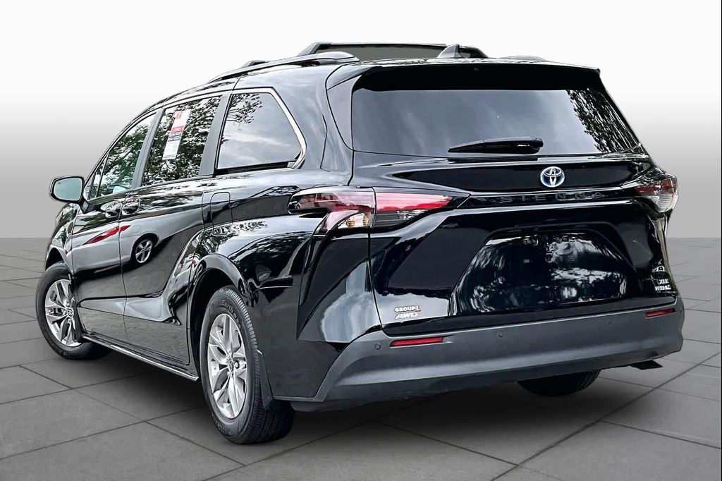 2023 TOYOTA SIENNA XLE thumbnail 11