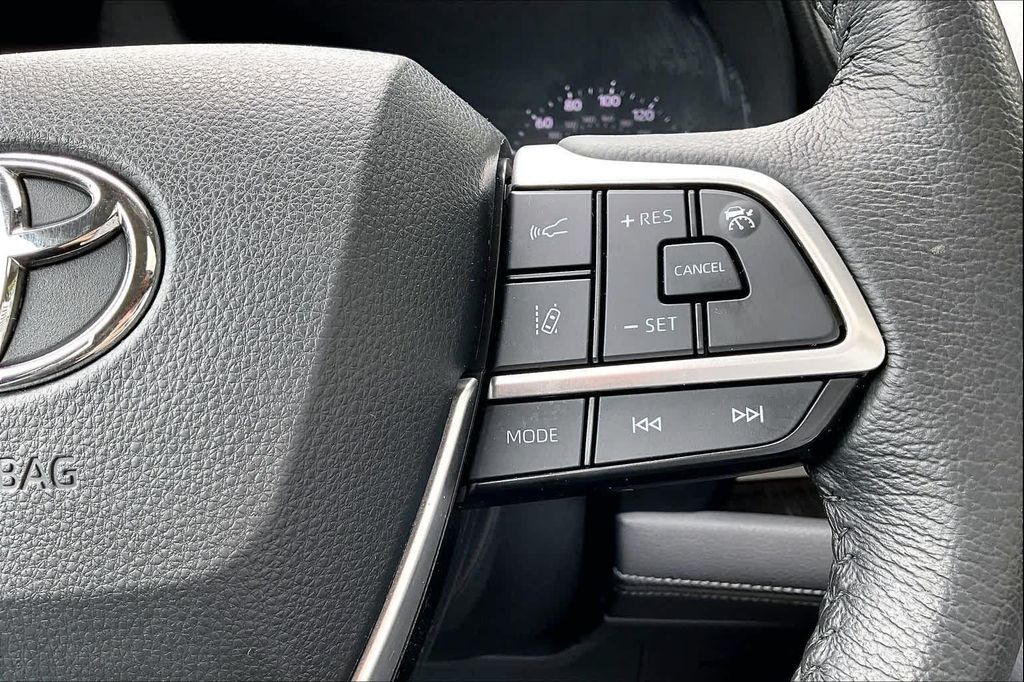 2023 TOYOTA SIENNA XLE thumbnail 24