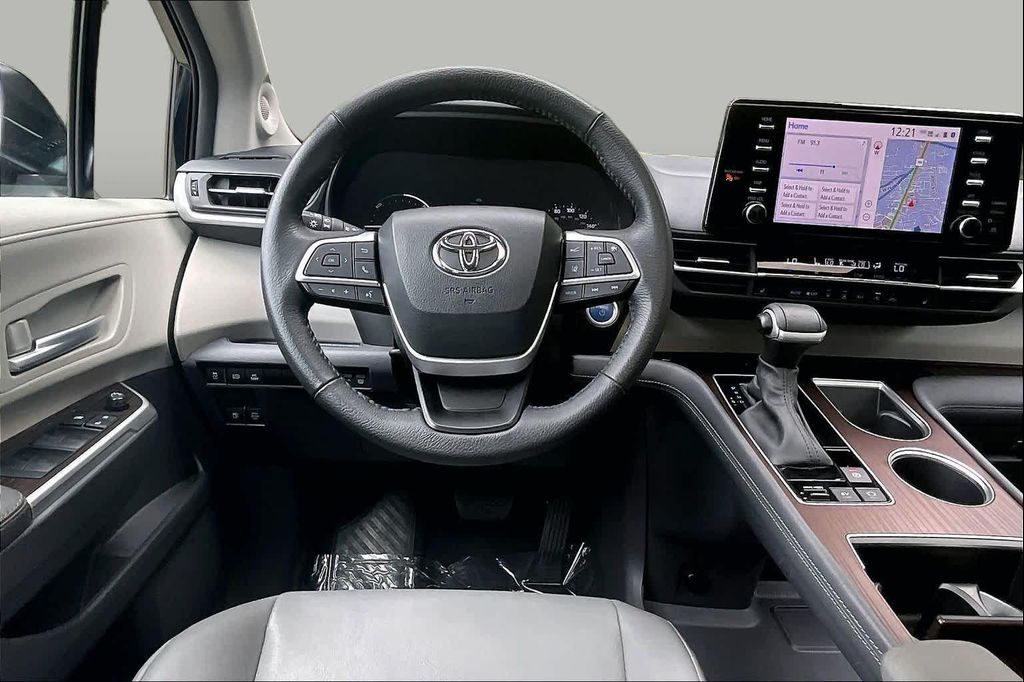 2023 TOYOTA SIENNA XLE photo 6