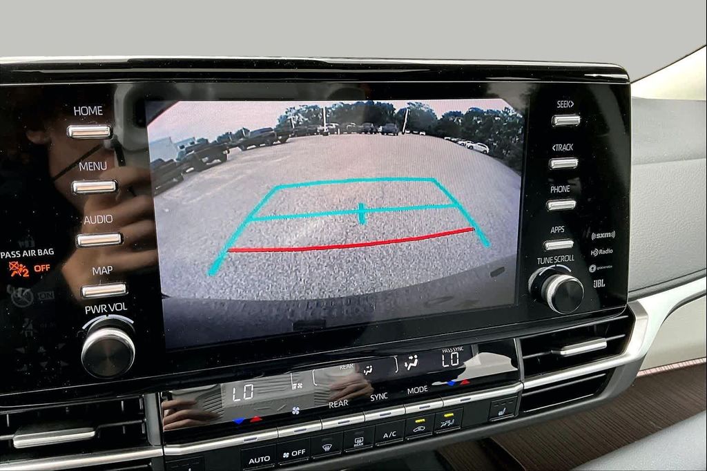 2023 TOYOTA SIENNA XLE thumbnail 26