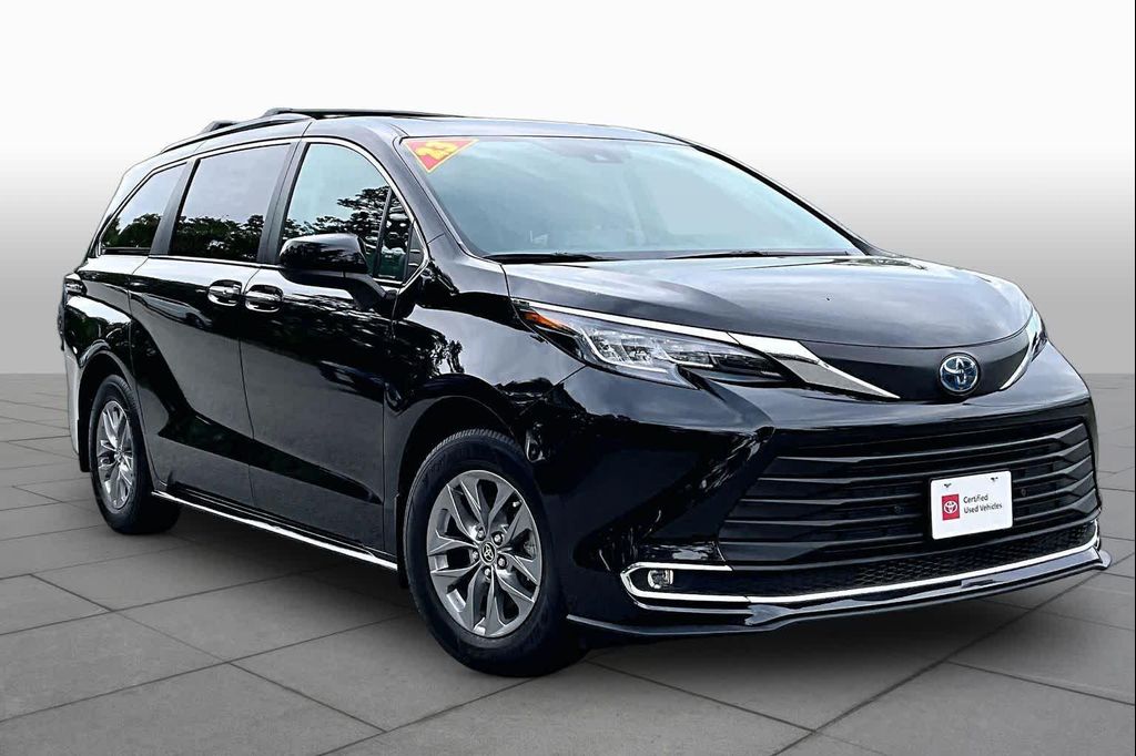 2023 TOYOTA SIENNA XLE photo 3