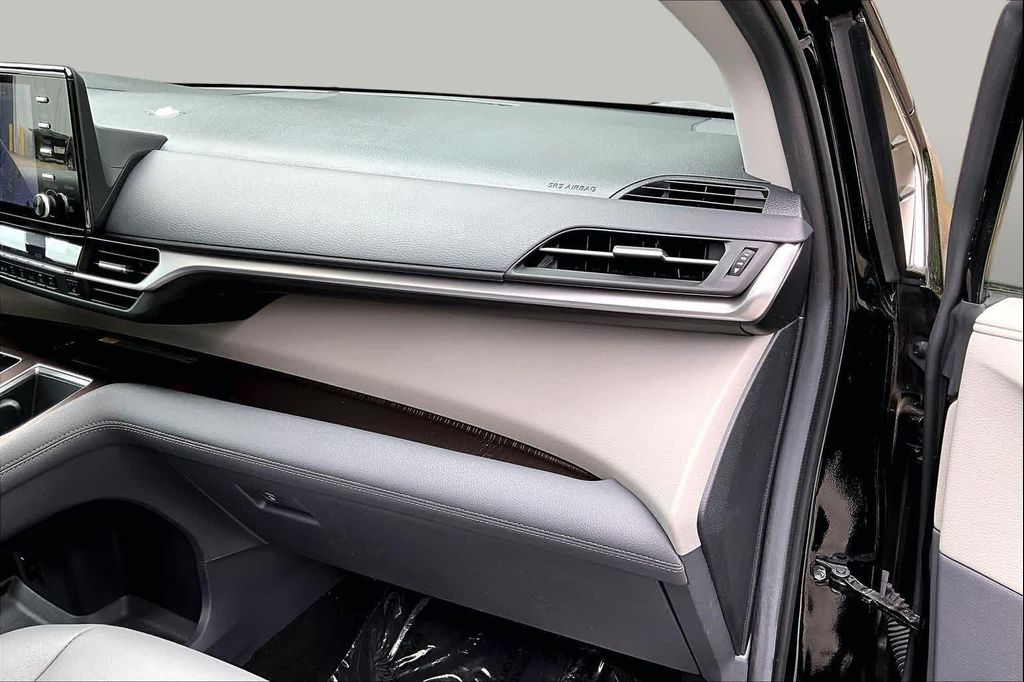 2023 TOYOTA SIENNA XLE thumbnail 18