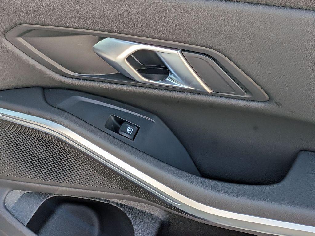 صورة مصغرة 18 لـ 2025 BMW 330 I XDRIVE