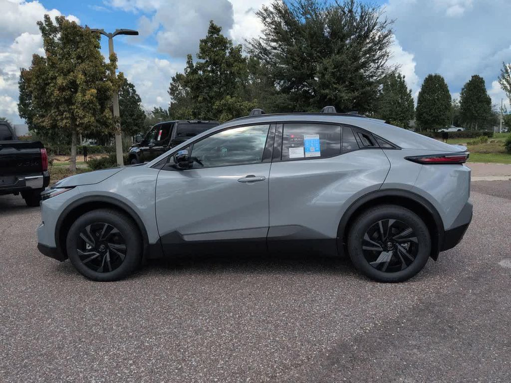 2027 Toyota C-HR SE — фото 3