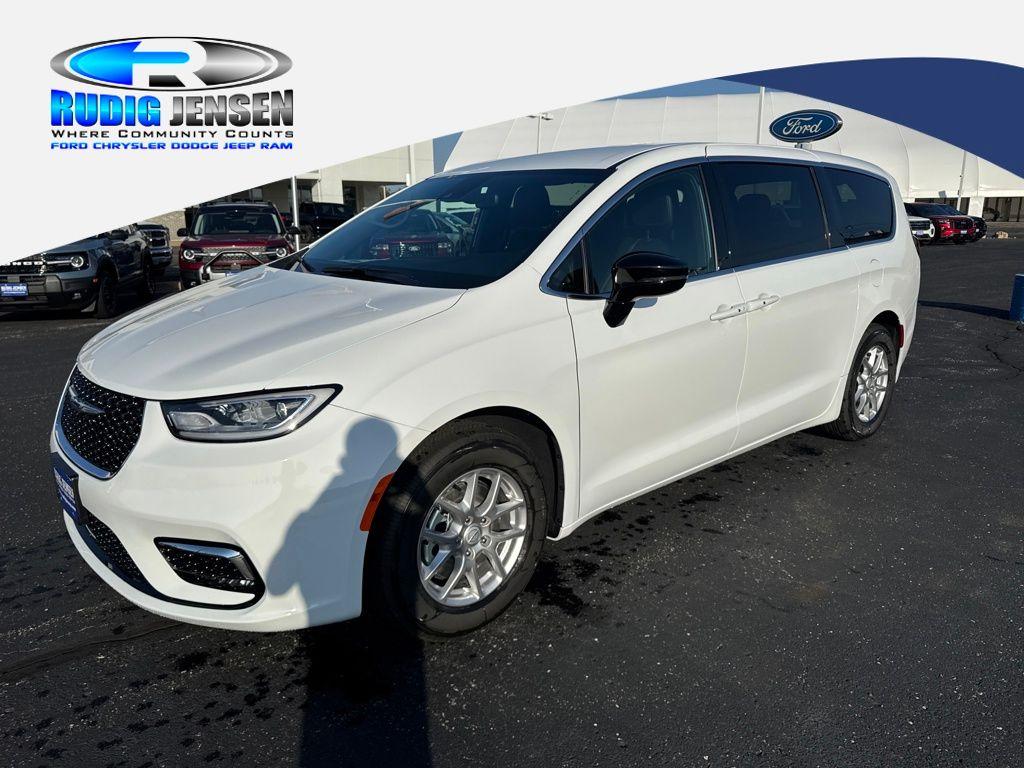 New 2026 Chrysler Pacifica Select