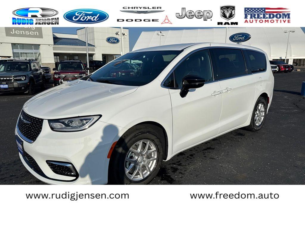 New 2026 Chrysler Pacifica Select
