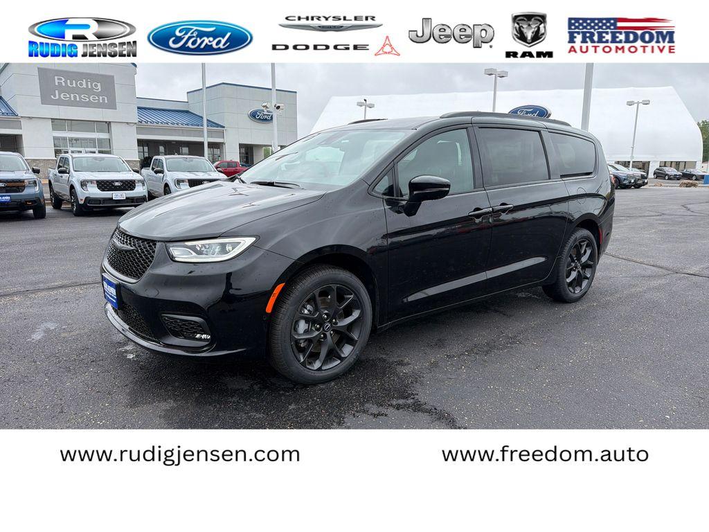New 2026 Chrysler Pacifica Select