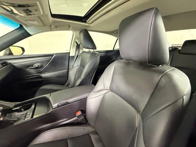 صورة 5 لـ 2023 Lexus ES 300H BASE