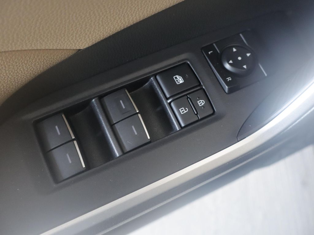 2025 Toyota RAV4 HYBRID XLE — фото 10