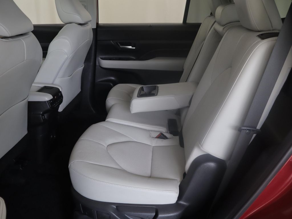 صورة 8 لـ 2025 Toyota GRAND HIGHLANDER LIMITED