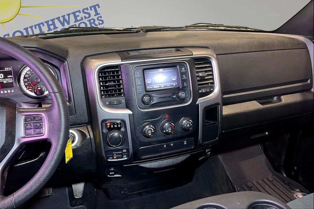 2022 RAM 1500 CLASSIC WARLOCK QUAD CAB 4X4 6'4' BOX — миниатюра 11