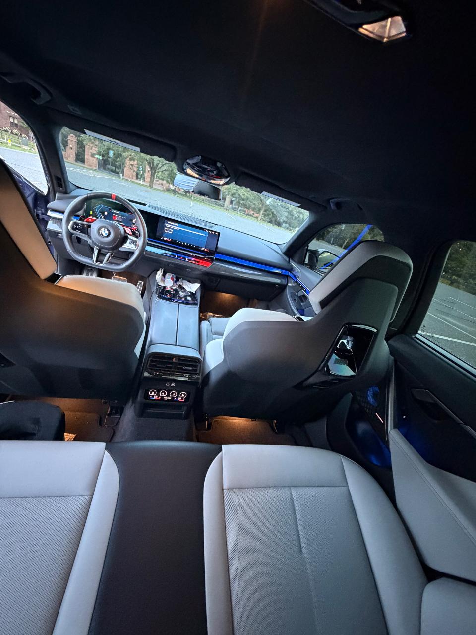 صورة 9 لـ 2025 BMW M5 BASE