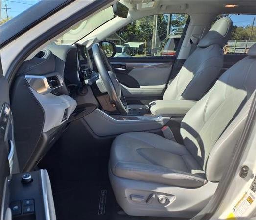 2021 Toyota HIGHLANDER PLATINUM — миниатюра 14