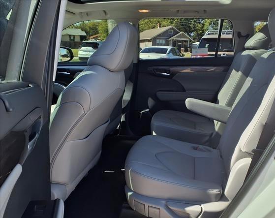 2021 Toyota HIGHLANDER PLATINUM — миниатюра 16