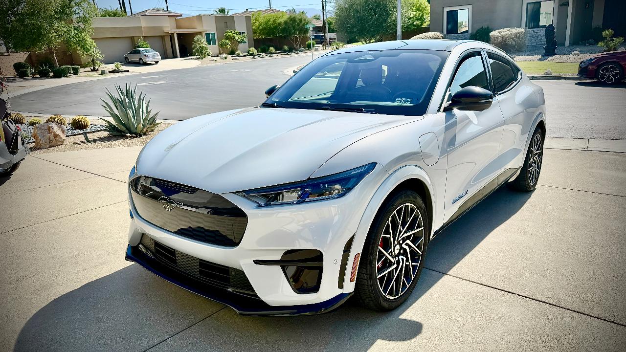 2022 FORD MUSTANG MACH-E GT 照片 2