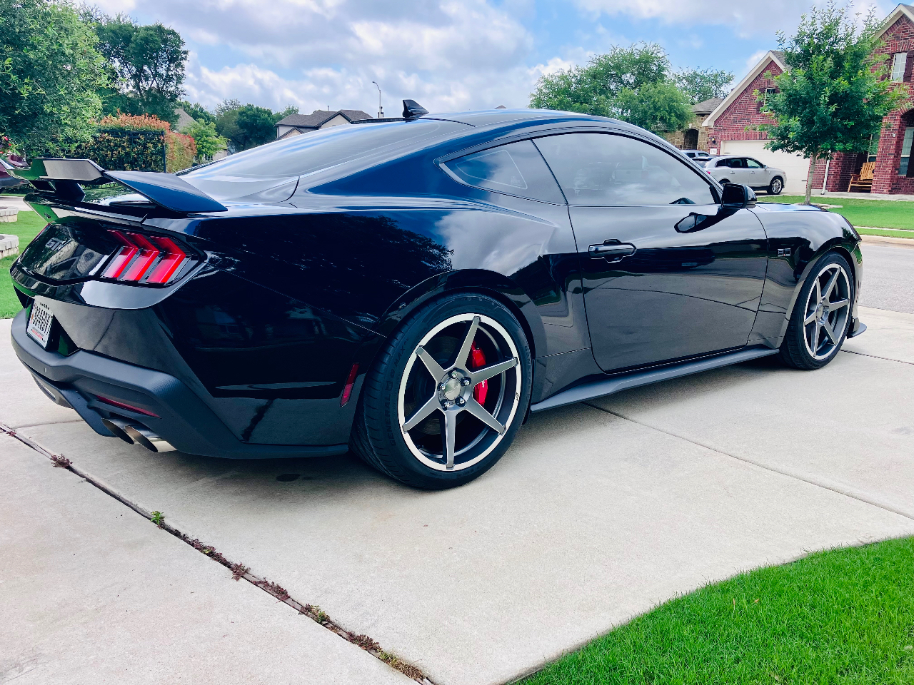 صورة 4 لـ 2025 FORD MUSTANG GT PREMIUM