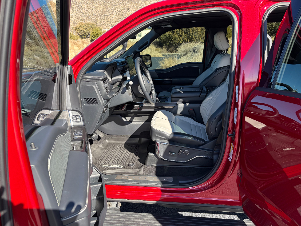 2024 FORD F-150 LIGHTNING PLATINUM — миниатюра 13