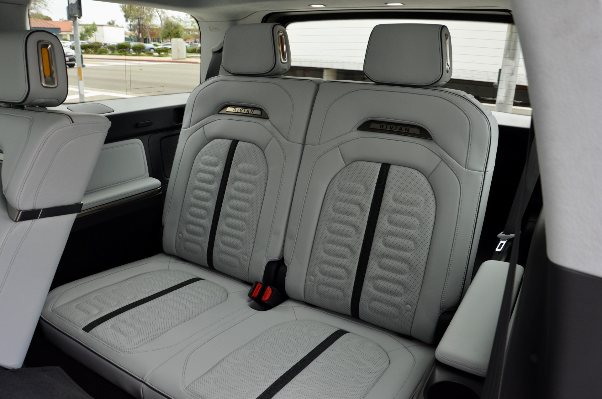 صورة 8 لـ 2023 Rivian R1S LAUNCH EDITION