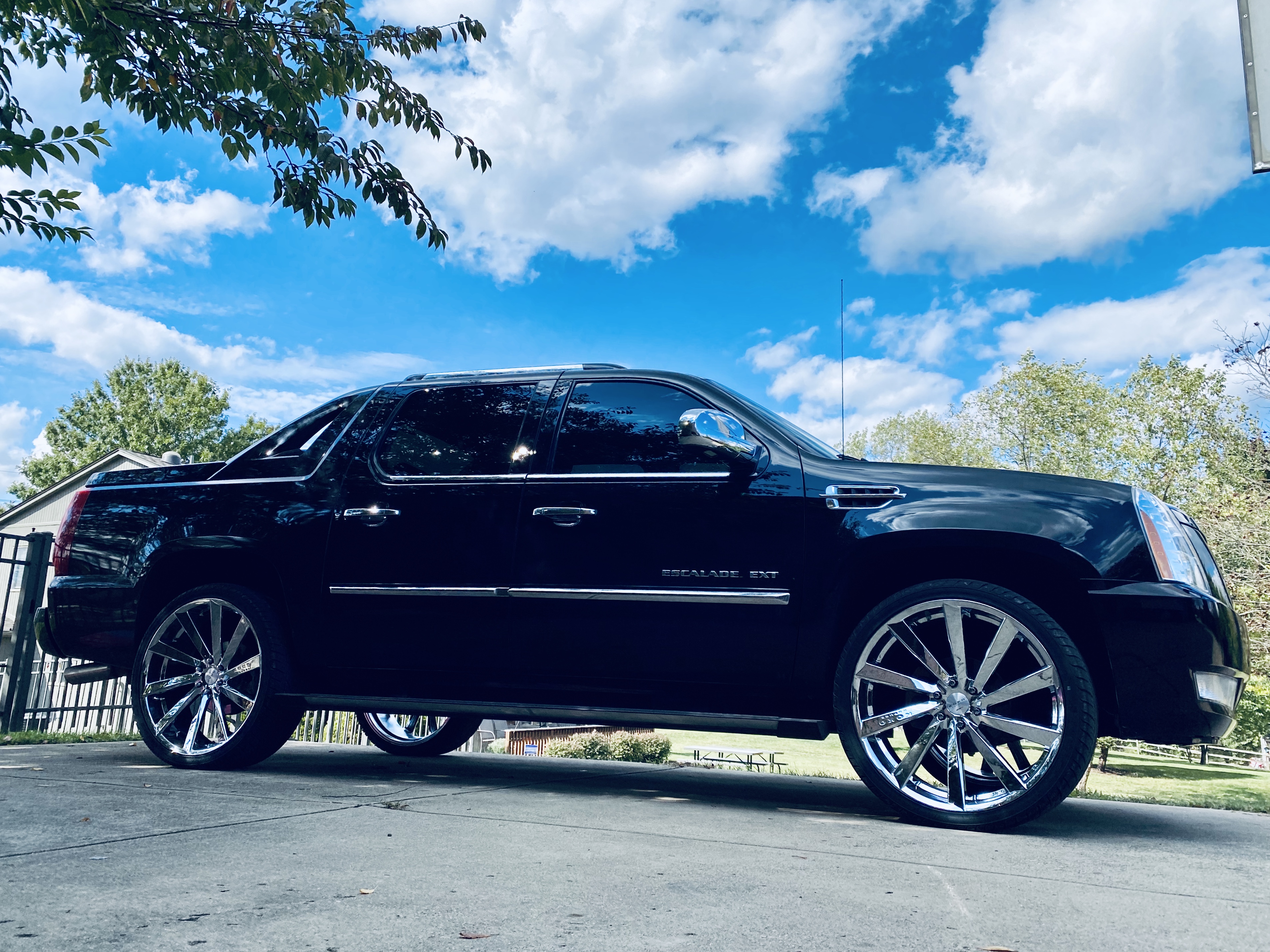 cadillac escalade with big rims