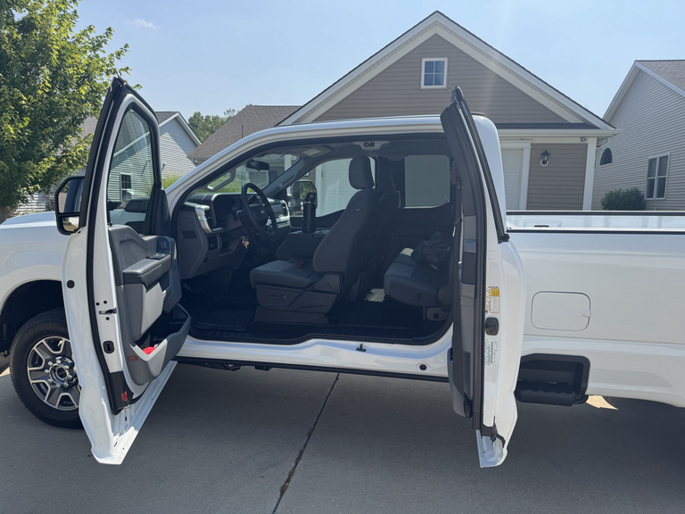 2025 FORD F-350 XLT photo 2