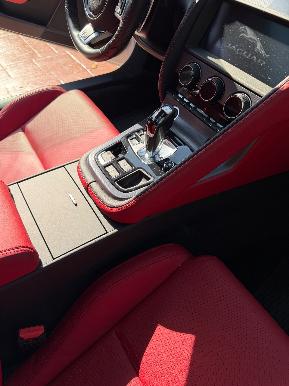 صورة مصغرة 21 لـ 2023 Jaguar F-TYPE R